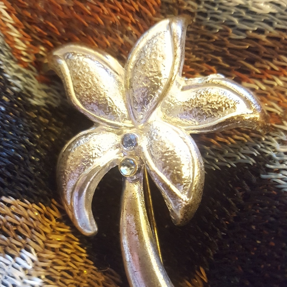 Flower Brooch - Picture 2 of 3